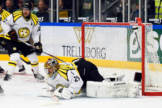 Brynäs målvakt Bernhard Starkbaum räddar