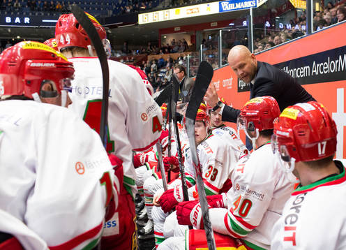 Modos tränare Andreas Johansson coachar i båset