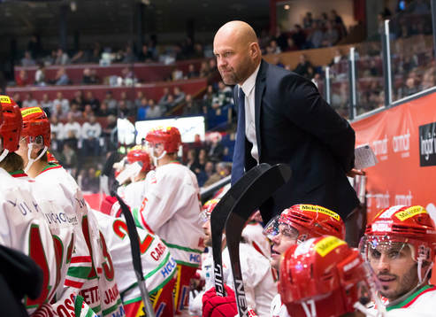Modos tränare Andreas Johansson med spelarna i båset