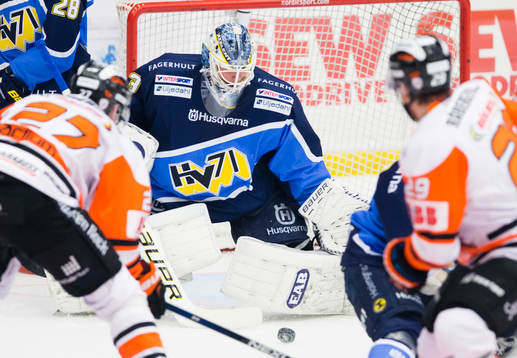 s målvakt Fredrik Pettersson-Wentzel (i) stoppar