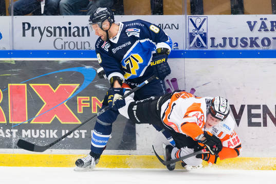 s Jere Karalahti tacklar omkull Karlskronas spelare