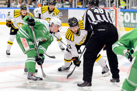 Rögles Filip Karlsson tekar mot Brynäs Greg Scott