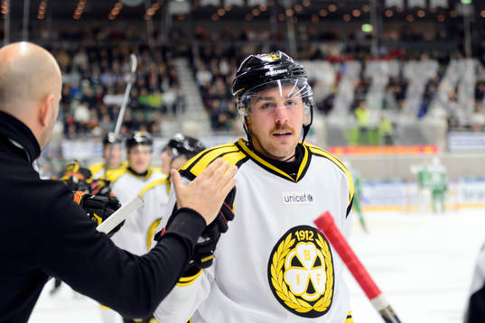 Brynäs Marc Zanetti firar med båset