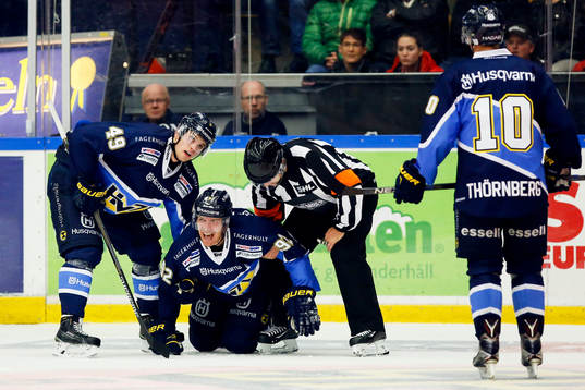 s Teemu Laine får hjälp av isen