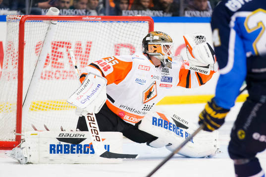 Karlskronas målvakt Linus Fernström räddar skott från