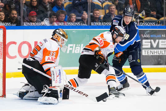 Karlskronas målvakt Linus Fernström och Robin Persson mot