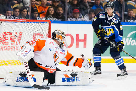 Karlskronas målvakt Linus Fernström räddar pucken
