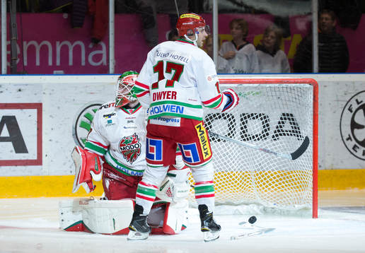 Modos målvakt Adam Reideborn och Patrick Dwyer deppar