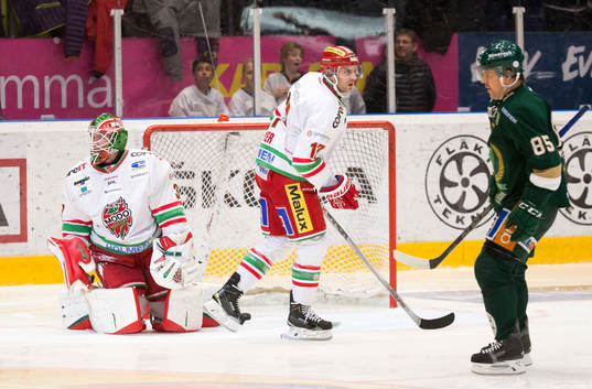 Modos målvakt Adam Reideborn och Patrick Dwyer deppar