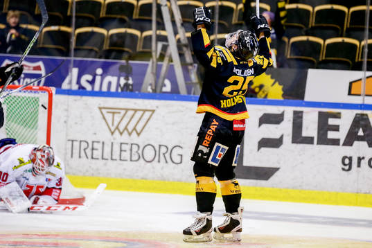 Skellefteås Axel Holmström  jublar