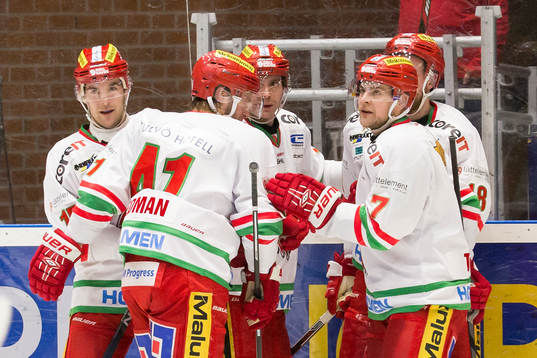Modos Kyle Wilson gör mål 1-2 och jublar