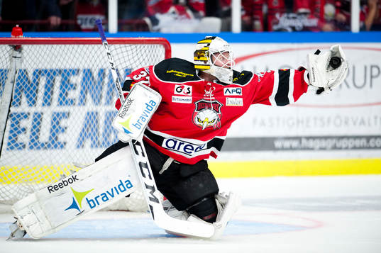 Malmö Redhawks målvakt Jonas Gunnarsson fångar pucken