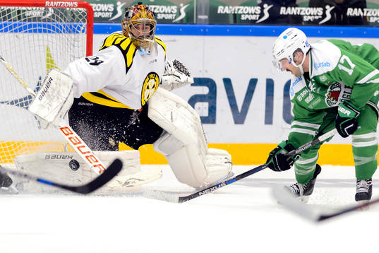 Rögles Taylor Matson (h) nära framför Brynäs målvakt