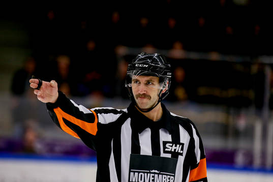 Domaren Linus Öhlund i mustasch