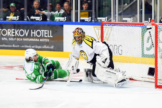 Rögles Alex Aleardi är nara att göra mål bakom Brynäs