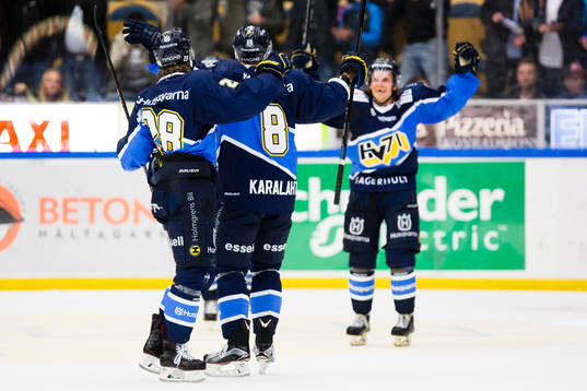 s Anton Bengtsson, Jere Karalahti och Mattias Tedenby jublar