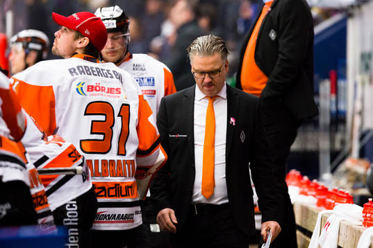 Karlskronas tränare Per Hånberg ser deppig ut när han