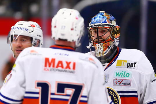 Växjös Alexander Johansson tackar  Cristopher Nihlstorp