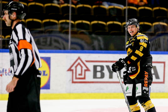 Skellefteås Patrik Zackrisson  var inte nöjd med domaren