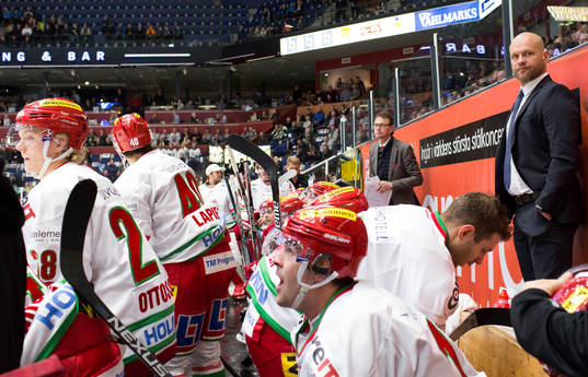 Modos tränare Andreas Johansson och assisterande tränare