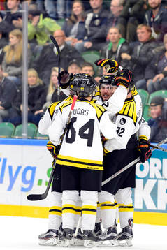 Brynäs spelare firar Marc Zanetti