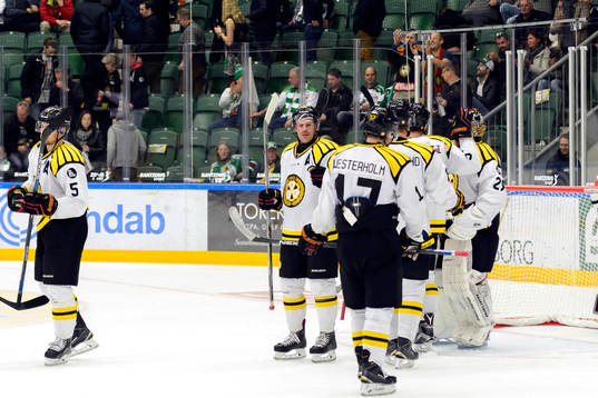 Brynäs spelare tackar målvakt Bernhard Starkbaum