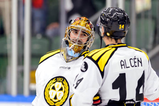 Brynäs målvakt Bernhard Starkbaum och Johan Alcén är