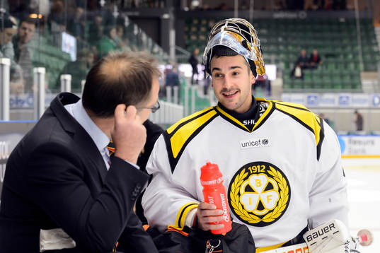 Brynäs målvaktstränare Per-Erik Alcén ger feedback till