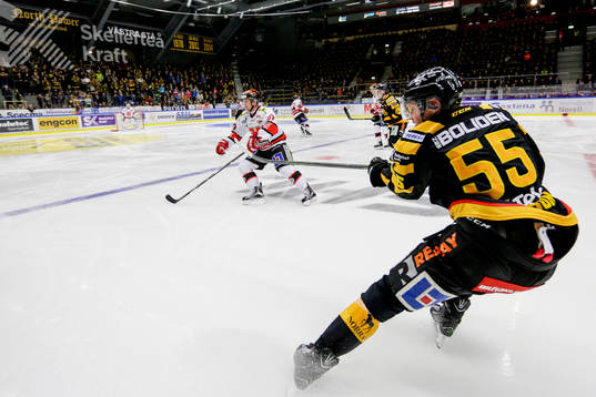 Skellefteås Alexander Urbom dumpar ner pucken i anfallszon