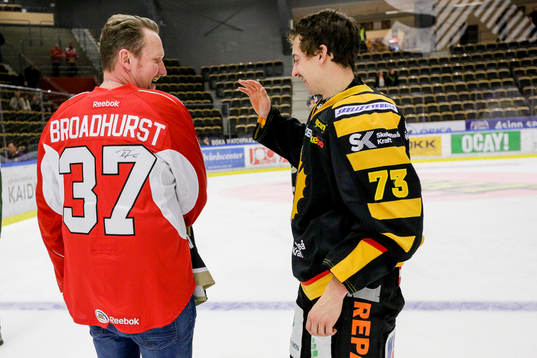 Skellefteås Terry Broadhurst med ett fan som budat på