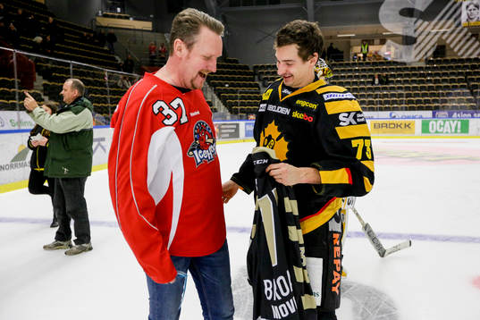 Skellefteås Terry Broadhurst med ett fan som budat på