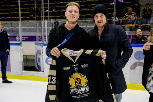 Skellefteås Mattias Ritola med ett fan som budat på hans