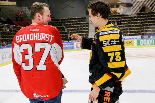 Skellefteås Terry Broadhurst med ett fan som budat på