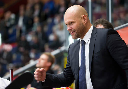 Modos tränare Andreas Johansson jublar
