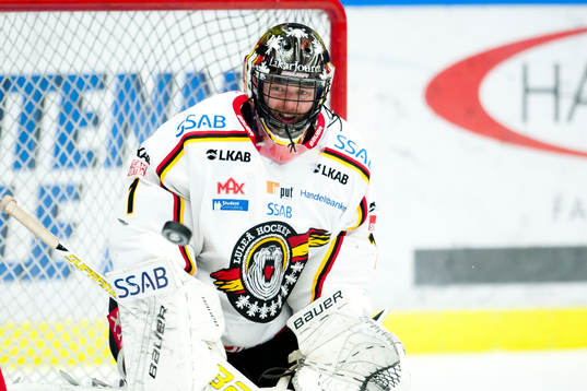 Luleås målvakt Daniel Larsson följer puck med blicken