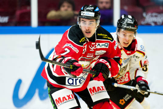 Malmö Redhawks Nils Andersson har koll på pucken