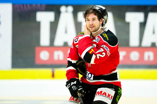 Malmö Redhawks T.J. Galiardi  hjälm drogs av