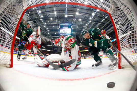 Modos målvakt Adam Reideborn släpper in mål 3-3 och ser