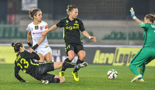 Rosengårds Natasha Andonova och Veronas Cecilia Salvai och