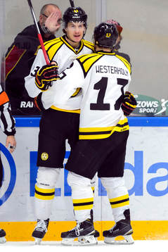 Brynäs Pathrik Westerholm firar med Sondre Olden