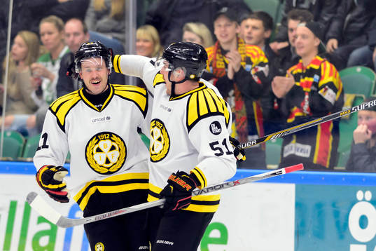 Brynäs Jesper Ollas och Marc Zanetti jublar