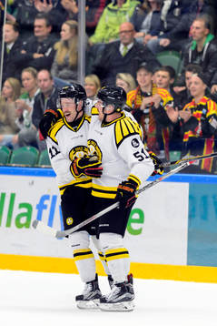 Brynäs Jesper Ollas och Marc Zanetti jublar