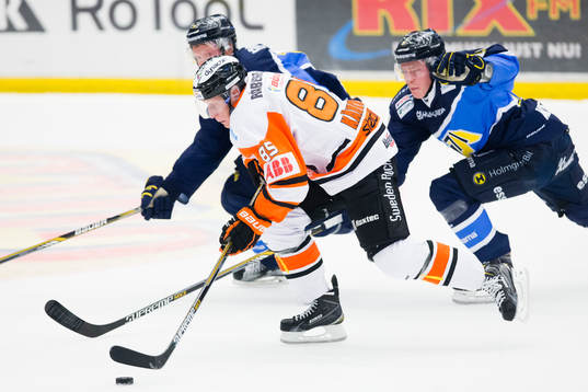 Karlskronas Toni Kähkönen med pucken