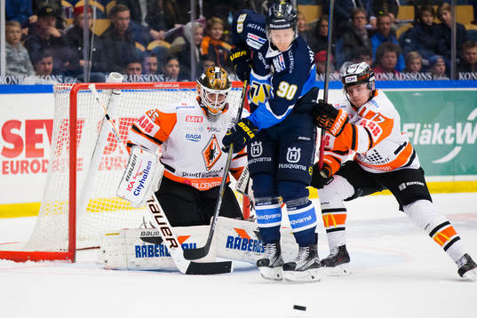 Karlskronas målvakt Linus Fernström och Joel Kellman (h)