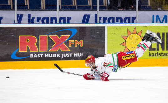 Modos Patrick Dwyer dyker ner på isen