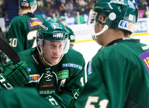 Färjestads Linus Persson pratar med Rickard Wallin  i