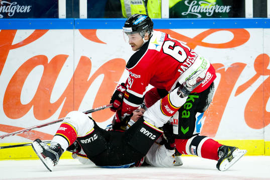 Luleås Toni Rajala försöker stoppa Malmö Redhawks