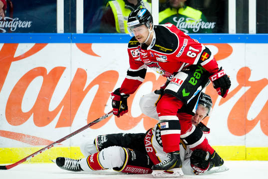 Luleås Toni Rajala försöker stoppa Malmö Redhawks