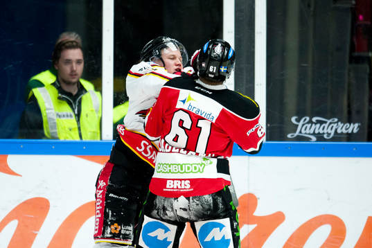 Luleås Toni Rajala i slagsmål mot Malmö Redhawks Nicklas