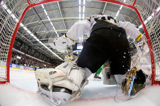 Brynäs målvakt Bernhard Starkbaum tappar sin mask